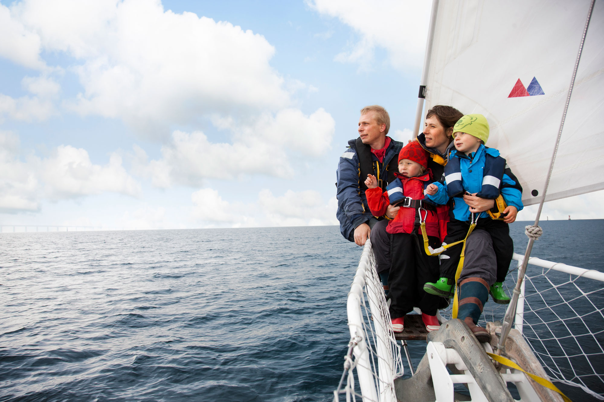 En familj på segelbåt.